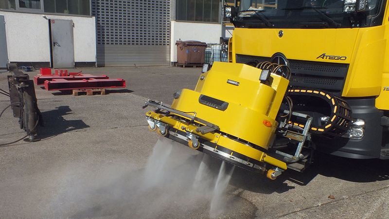 Test der Reinigungsdüsen mit nach oben gekippter Reinigungseinheit (Quelle: Meister Strömungstechnik GmbH)