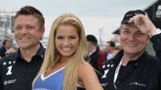 Strahlen um die Wette: ZDK-Vizepräsident und Bundesinnungsmeister Wilhelm Hülsdonk (l.), Fuchs-Grid-Girl und Fuchs-Verkaufsleiter Dietmar Neubauer. (Foto: Pütz)