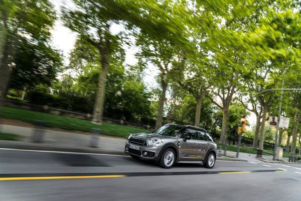 Der MINI Cooper S E Countryman ALL4 ist der erste Mini, bei dem ein Plug-in-Hybrid-Antrieb die Möglichkeit zu rein elektrischer und damit lokal emissionsfreier Mobilität eröffnet. (Mini)