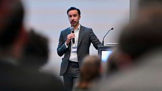 Martin Hullin, Director, Network for Technological Resilience & Sovereignty bei der Bertelsmann Stiftung, stellte bei der Fachkonferenz des Nationalen Koordinierungszentrums für Cyber­sicher­heit den „Eurostack“ vor. (Bild: NKCS)