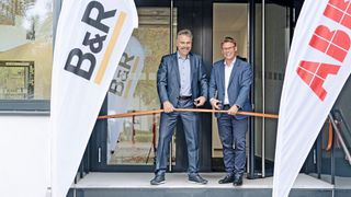 Mit dem Umzug der B&R Industrie-Elektronik GmbH nach Friedberg, dem Sitz der Robotics-Division von ABB, befindet sich der gesamte Geschäftsbereich Robotik und Fertigungsautomation von ABB nun an einem zentralen Standort in Deutschland. Von links: Markus Sandhöfner, Geschäftsführer der B&R Industrie-Elektronik GmbH, und Jörg Rommelfanger, Leiter der Robotics-Division von ABB in Deutschland. (Bild: ABB)