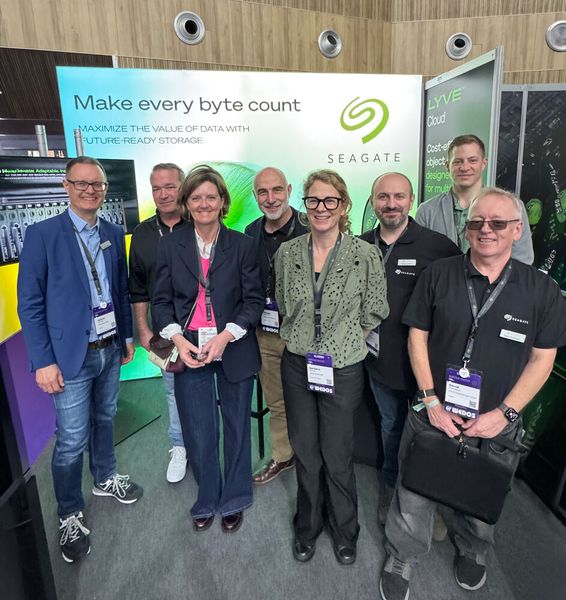 „Make every byte count“, heißt es beim gut gelaunten Seagate-Team mit Barabara Meister (m. r.). (Bild: Vogel IT-Medien GmbH)