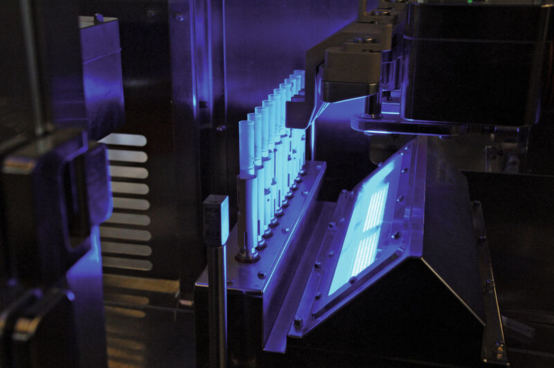 Bild 4: Blaulicht: Bei Tests erwiesen sich LED-Beleuchtungen im blauen Wellenlängenspektrum als beste Lösung, um einen optimalen Kontrast zwischen Tuben und Druckmarke sowie der Tubenkanten zum Hintergrund zu erzeugen.  (Bild: Stemmer Imaging)
