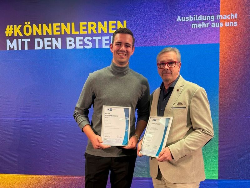 Jakob Däuwel erhielt die IHK-Bestenehrung für seinen Ausbildungsabschluss. Gleichzeitig wurde das Autohaus Göbel, vertreten durch Andreas Frosch (Verkäufer), als Top-Ausbildungsbetrieb geehrt.(Bild:  Autohaus Göbel)