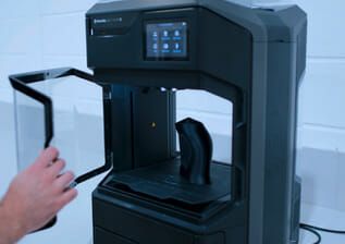 (3D-Drucker kommen zum Einsatz, um schnell und in kleinen Stückzahlen maßgeschneiderte Produktionsteile für den limitierten Aston Martin Callum Vanquish 25 herzustellen. Bild: Makerbot)