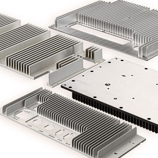 Bild 1: Passive Konzepte der Elektronikentwärmung durch Strangkühlkörper aus Aluminium liefern zwar effiziente Möglichkeiten und finden in sehr vielen Applikationen ihren Einsatz, doch reichen sie für moderne Leistungshalbleiter oft nicht mehr aus. Bild 1: Passive Konzepte der Elektronikentwärmung durch Strangkühlkörper aus Aluminium liefern zwar effiziente Möglichkeiten und finden in sehr vielen Applikationen ihren Einsatz, doch reichen sie für moderne Leistungshalbleiter oft nicht mehr aus.