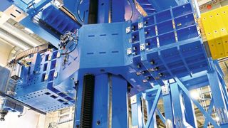 Links eine Frässpindel, rechts in Gelb das Gegengewicht. Beide Achsen werden mithilfe von Rollenumlaufeinheiten von Schaeffler präzise geführt. Auf der Hauptwelle sind vier Rollenumlaufeinheiten RUE in Baugröße 65 mit Corrotect-Beschichtung verschraubt.  (Bild: Wysshus Engineering GmbH)