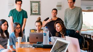 Angebote für Workshops und Weiterbildungen im KI-Umfeld gibt es mittlerweile viele, denn die Nachfrage von Unternehmensseite ist groß.  (Bild: gemeinfrei)