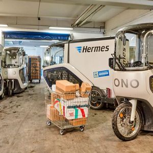 In den Microhubs werden die E-Transporter und Lastenräderbeladen und zur Auslieferung fertig gemacht.(Bild:  Hermes)