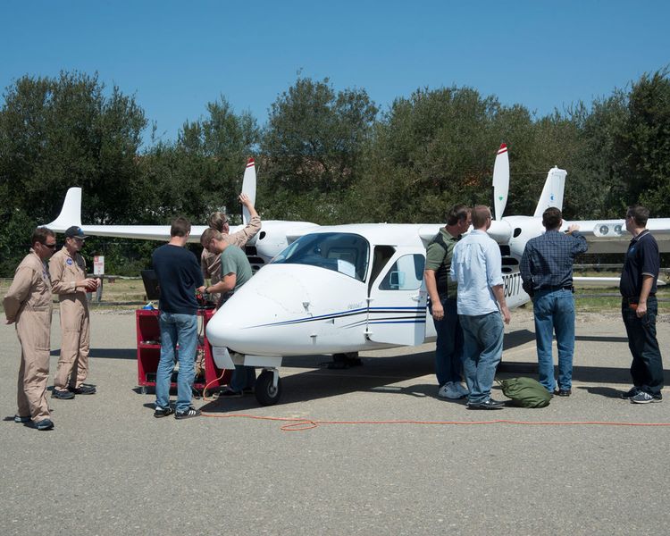 Auf einem Nasa-Testgelände in Edwards, Kalifornien, prüfen Entwickler den Prototypen 