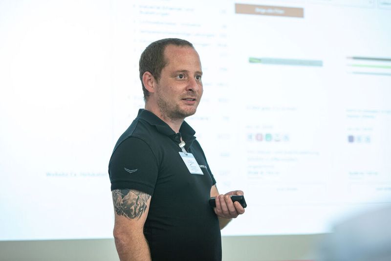 16. Anwenderkongress Steckverbinder. Auf dem Steckverbinderkongress 2022 konnten die Teilnehmer zwischen vier hands-on Workshops wählen – Dichtheitsprüfung, Crimpen, Kabelkonfektionierung und Single Pair Ethernet. (Bild: Elektronikpraxis)