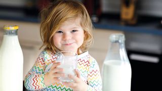 Afb. 1: Melk en melkproducten bevatten een groot aantal voedingsstoffen, maar niet iedereen kan er zonder problemen van genieten: de koemelkallergie behoort tot de meest voorkomende vormen van voedselallergie. (Symbolische afbeelding) (Afbeelding:© Irina Schmidt - stock.adobe.com)