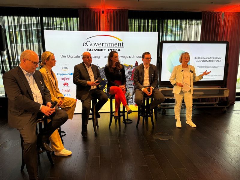 Zum Thema „Chancen und Herausforderungen der Registermodernisierung. Gemeinsam zukunftsfähig im Austausch!“ diskutierten: Alexander Handschuh, Sprecher des Deutschen Städte- und Gemeindebundes; Janine Werner, Landeskoordinatorin Registermodernisierung in Rheinland-Pfalz; Claus Hackethal, Referatsgruppe D II - Registermodernisierung; Eugenia Strasser, E-Government-Beauftragte der Stadt Nürnberg und  Michael Pfleger, Gesamtprogrammleiter Registermodernisierung, FITKO. Die Moderation hatte Dr. Brigitte Klamroth, Federführerin Hamburg Gesamtsteuerung Registermodernisierung (v. l. n. r.).  (©Vogel IT-Akademie)