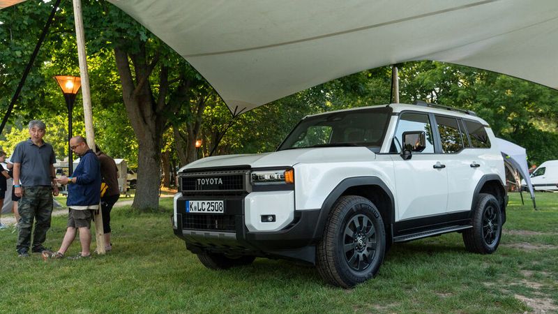 Der aktuelle Land Cruiser J25 basiert auch auf der TNGA-F-Plattform, die auch dem Land Cruiser J30 als Grundlage dient. Das Design orientiert sich jedoch an älteren Modellreihen und ist kantiger als das des Vorgängers. Zum ersten Mal für einen Land Cruiser verfügt der J25 über eine elektrische Servolenkung (Electric Power Steering, EPS), was Schläge bei Fahrten auf unebenem Gelände reduziert, für eine sanftere und direkte Lenkung bei allen Geschwindigkeiten sorgt und darüber hinaus den Einsatz eines Spurhalteassistenten ermöglicht, der als Teil von „Toyota Safety Sense“ Einzug im Land Cruiser hält. Neu sind auch die Beschleunigungsunterdrückung, ein Nothaltesystem und der Ausstiegsassistent, der das Risiko sogenannter „Dooring“-Unfälle reduzieren soll.  (Bild: Toyota)