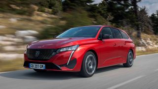 Auch kürzlich gefertigte 308-PHEVs müssen bei den Service-Partnern vorgefahren werden.  (Bild: Peugeot)