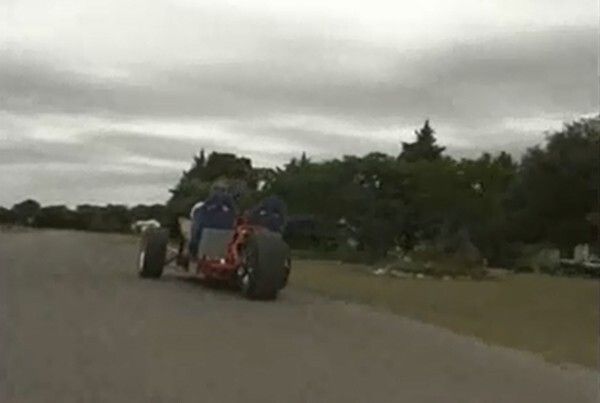 Probefahrt: Gerd Krysztopik mit seinem EZ-EV auf der Straße (Bild: ZWheelz)