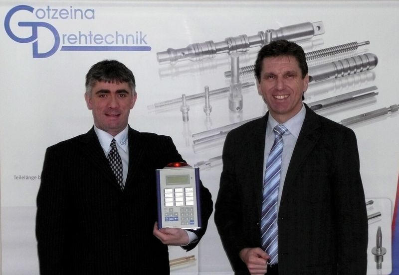 Geschäftsführer Gerhard Gotzeina und DV-Leiter Boris Brodowski mit einem Gewatec-Datenerfassungs-Terminal. (Bild: Gotzeina Drehtechnik)
