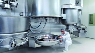 Durch das Bedienkonzept auf einer Ebene verringert sich der Aufwand für die Reinigung. Hier im Bild wird die Wirbelschichtanlage kontrolliert.  (Bild: Bohle)