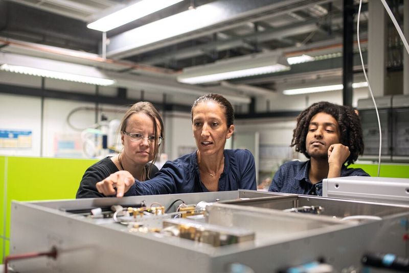 Stephanie Bleicken (links), Enrica Bordignon und Tufa Assafa haben das Protein Bax mit verschiedenen Spektroskopietechniken untersucht. (RUB, Kramer)