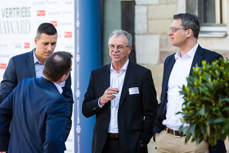 ... gepflegten Branchen-Talk zu führen – wie hier Gustav Oehler (Mitte) vom Sponsor Car-Garantie oder ... (Stefan Bausewein)