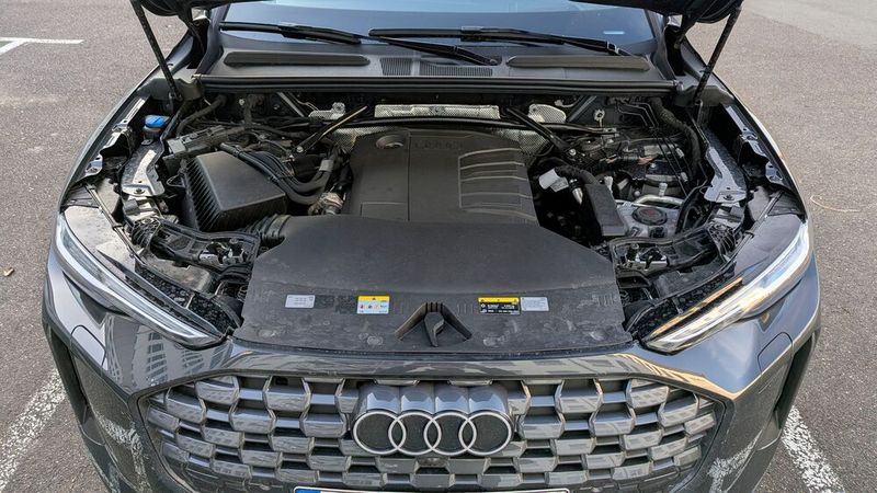 Vorn arbeitet der ewige 1.968-cm³-Vierzylinder-TDI, der auch schon die beiden ersten Generationen motorisierte – natürlich weiterentwickelt und an die neueste Abgasnorm angepasst. Doch das Sparpotenzial des Diesels scheint an seine Grenzen gekommen zu sein. Mit rund 7,4 Litern im Autobahnverkehr brauchte der neue Q5 nicht weniger als sein Vorgänger. (Bild: Mauritz – VCG)