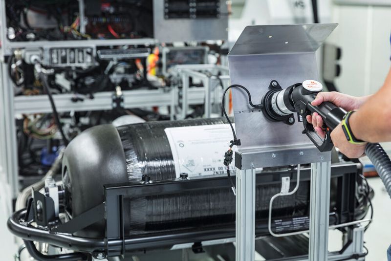 Die Komponenten, beispielsweise der Wasserstofftank, wurden intensiven Funktions- und Dauerbelastungstests unterzogen. (Daimler)