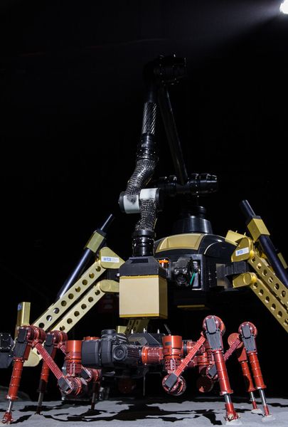 … und auf CREX übertragen. So kann beispielsweise die Laufzeit des Roboters durch einen zusätzlichen Akku verlängert werden. (Bild: DFKI/Florian Cordes)