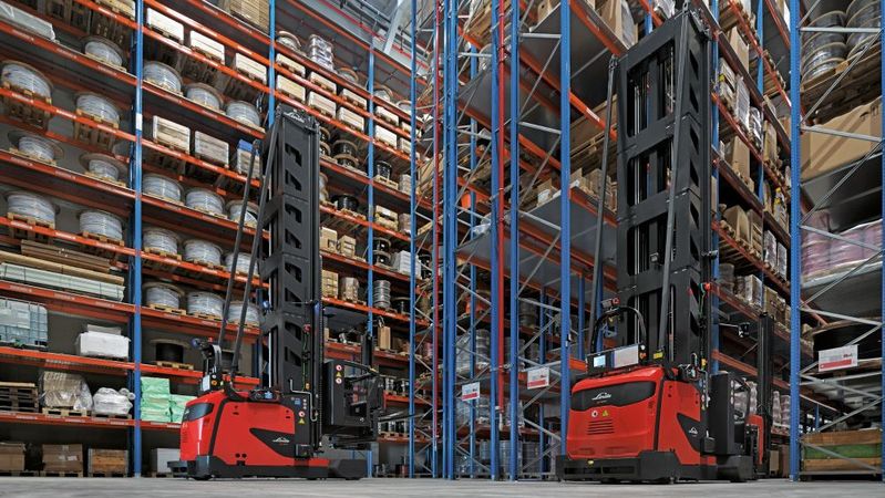 Die Bedienung des Hochregals übernehmen zwei automatisierte Kombi-Schmalgangstapler vom Typ Linde K-Matic. (Bild:  Linde MH)