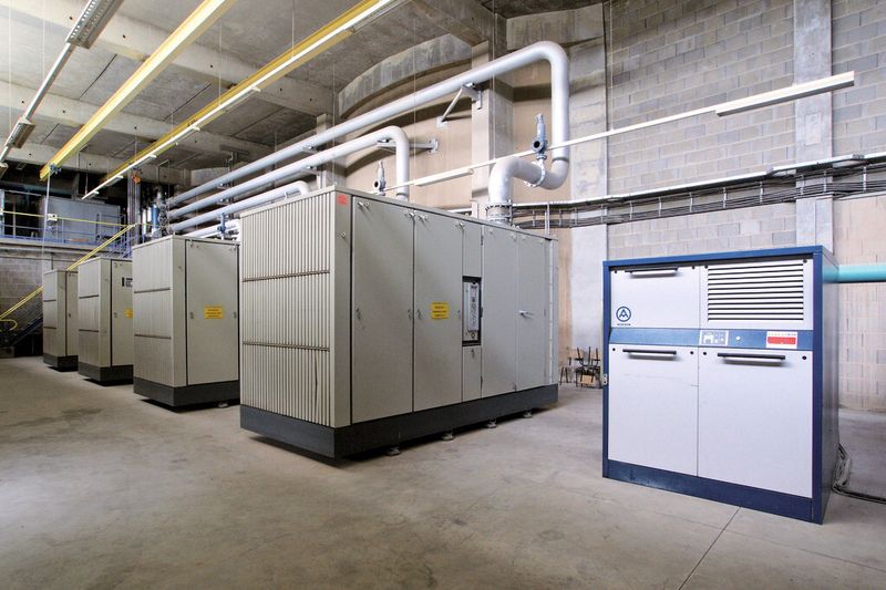 Bild 2: Die für das Zementwerk Karsdorf in beiden Arbeitsbereichen erforderliche Druckluft wird von Aggregaten in einer großen Halle erzeugt. (Bild: Aerzener Maschinenfabrik)