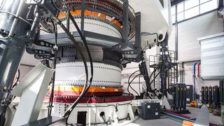 Der Großlagerprüfstand des Fraunhofer IWES kann Rotorblattlager im beschleunigten Verfahren testen.  (Fraunhofer IWES/Ulrich Perrey)