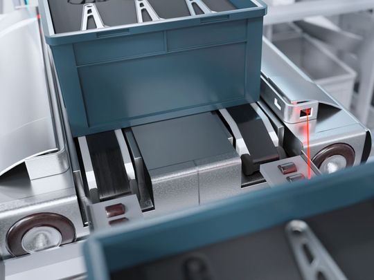 Der OT330 eignet sich für Intralogistik-Anwendungen in Shuttles, da er einen grossen Erfassungsbereich mit einem Standarddesign der 1-Zoll-Klasse kombiniert. Sein kleiner Formfaktor ermöglicht eine einfache Integration, selbst bei engen Platzverhältnissen.(Bild:  Baumer)