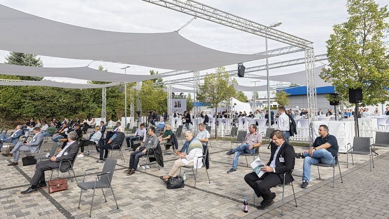 Mit großen Abständen saßen die Teilnehmer im Plenum, das auf den Parkplatz des Vogel Convention Centers verlegt worden war. (Rainer Wengel)