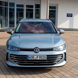 Vor allem an der Front wird der Unterschied zum Vorgänger deutlich. Schön, dass der neue Passat noch richtige Scheinwerfer hat und keine wild über die Front verteilten Leuchteinheiten.(Bild:  Mauritz – VCG)