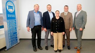 Der Vorstand des Kfz-Gewerbes Sachsen: Thomas Huth (Obermeister Dresden), Thomas Hänsel (Obermeiser Oberlausitz), Geschäftsführerin Gabriela Msuya, Ronny Müller (Obermeister Leipzig) und Präsident Michael  Schneider (zugleich Obermeister Sachsen-West). (Bild: Holger Zietz - VCG)