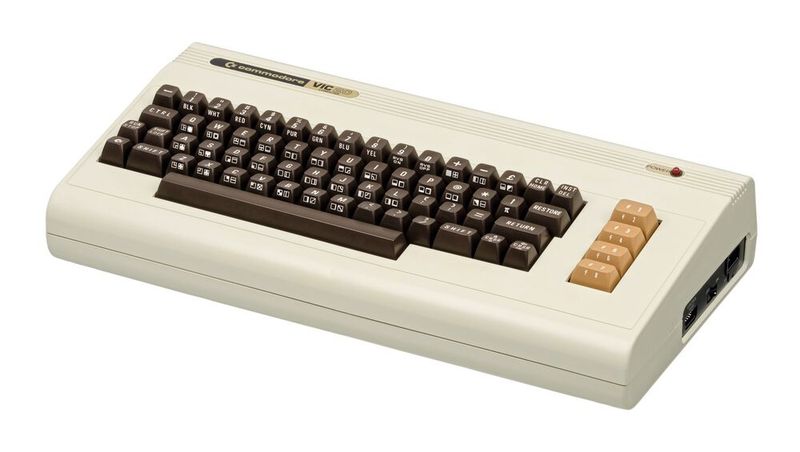 September 1980 – der „Volkscomputer“ VC 20 kommt auf den Markt: Commodore zählte 1977 mit dem CBM 2001 zu den drei Pionieren, die Computer speziell für Privatpersonen oder kleine Büros anboten. Doch bereits zwei Jahre später boten Hersteller wie Atari und Texas Instruments stärkere oder Anbieter wie etwa Sinclair Research aus Großbritannien deutlich günstigere Mikrocomputer an. Commodore konterte mit einem eigenen „Billigprodukt“ mit damals eindrucksvollen Leistungsmerkmalen: Im September 1980 erschien, zuerst in Japan, der VIC 1001, der bald darauf als VIC 20 in den USA vermarktet wurde. Der Name stammt vom Video Interface Controller (VIC) genannten Grafik-Chip, der acht Farben bei einer Auflösung von 176 x 184 Pixeln darstellen konnte. In Deutschland wurde der VIC 20 ob der klanglichen Nähe zu einem Kraftausdruck kurzerhand in VC 20 umbenannt – wo er als „Volkscomputer“ populär wurde. Der Preis betrug gerade 299 US-$, in Deutschland nur 899 DM. Die VIC-bzw. VC-20-Heimcomputer waren die ersten Rechner, die sich weltweit über 1 Millionen mal verkauften.  (Bild: gemeinfrei)