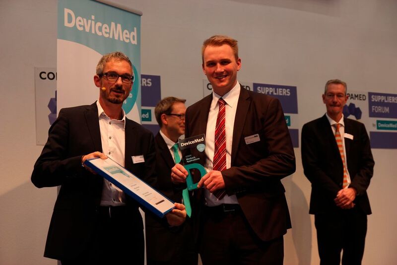 Jan Ossenkop nimmt den Devicemed Award der Kategorie „Applications“ für die Firma Meko Laser Material Processing entgegen. (Schäfer / Devicemed)