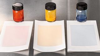 Pastellfarbene und semitransparente Aufdrucke mit Druckfarben auf Basis unbedenklicher Buntpigmente. (Bild: Fraunhofer IPA/Foto: Rainer Bez)