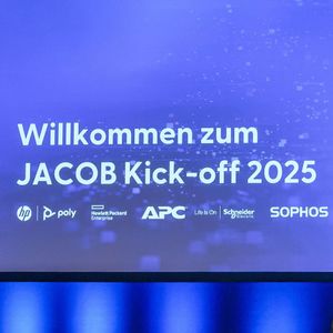 Die Geschäftsführung von JACOB lässt sich vom Speaker Rüdiger Böhm motivieren und inspirieren. (Bild: Jacob)