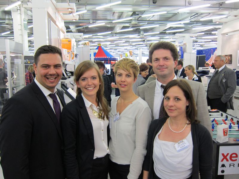 (v. l.) David Vela, Annkatrin Fligge, Sophia Schucan, Gerhard Hollmeier und Sabine Hanfstingl, Ingram Micro, auf dem Weg zur Party (IT-BUSINESS)