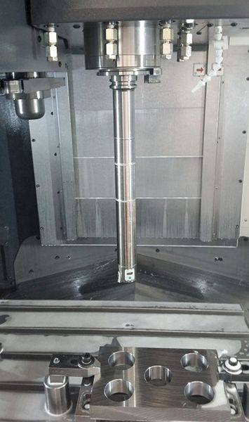 Der EWD Smart Damper reduziert Schwingungen der lang auskragenden Werkzeuge und erlaubt die Bearbeitung mit hohen Schnittwerten. (Bild: Big Kaiser)