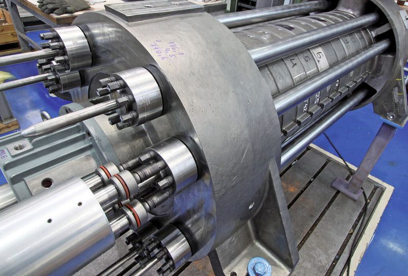 Bild 3: Mit einer extrem hohen Wiederholgenauigkeit von ± 5 % hält der flexible Mehrfachschrauber die internen Montagevorgaben ein. (Bild: Desoutter)