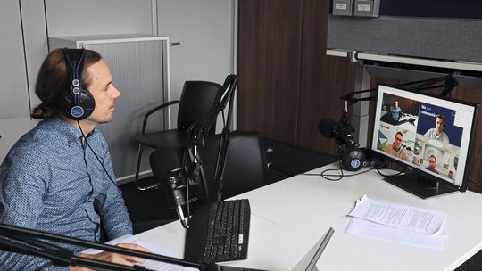 „In vielen europäischen Chemieanlagen sinkt die Arbeitsproduktivität seit über einem Jahrzehnt – nicht nur wegen steigender Energiepreise, sondern auch durch alternde Belegschaften, unzureichende Digitalisierung und wachsende Dokumentationspflichten”, erklärt Christoph Rosenthal, Technical Solution Consultant, bei Hexagon (per Videokonferenz zugeschaltet) im Podcast PROCESS-Redakteur Stephan Dominik (li.).(Bild:  PROCESS/Wühr)