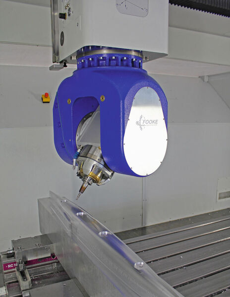 Die Fooke GmbH bearbeitete im Vorführzentrum auf ihrem Fünf-Achs-Bearbeitungszentrum „Endura 704 Linear“ ein anspruchsvolles Flugzeugmodell aus Aluminium. Die Programmierung übernahm Vero Software mit WorkNC. (Vero)