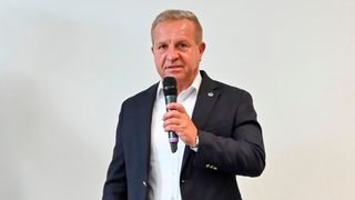 ZDK-Präsident Thomas Peckruhn zeigt sich von der einjährigen Bilanz der Bundesregierung mehr als enttäuscht. Für Autohäuser und Werkstätten blieben die Entlastungen, der  Bürokratieabbau und vor allem wirtschaftspolitische Impulse auf der Strecke. (Bild: ZDK)