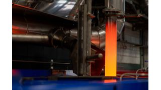 Blick darauf, wie es in einem Labor für Stahluntersuchungen bei Thyssenkrupp Steel zugeht. Damit das auch mit grünem Stahl klappt, wird viel Geld für ein dafür ausgelegtes Laboratorium ausgegeben. Und dann winkt noch die Messe Coiltech in Augsburg ... (Bild: Thyssenkrupp Steel Europe)