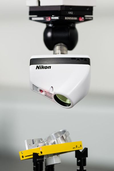 Der neue LC15Dx von Nikon erfasst auch Oberflächendaten von komplexen Bauteilen, Prototypen und ganzen Baugruppen. Neu ist, dass jetzt auch hochglänzende, tiefschwarze Flächen beurteilt werden können, wie Nikon betont. (Bild: Nikon Industrial Metrology / J. Penn)