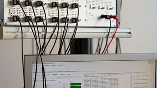 Automotive-Ethernet-Tester: Mit der Testplattform lassen sich unterschiedliche Auslastungs- und Geschwindigkeitszenarien generieren und aufzeichnen. (Ruetz System Solutions)