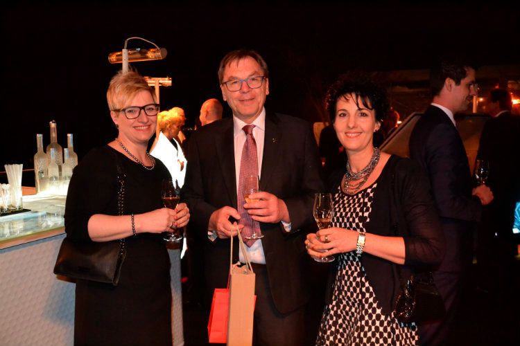 Josef A. Schmid gratulierte den beiden glücklichen Vertreterinnen des Autohauses Friedmann. (Foto: Mauritz)