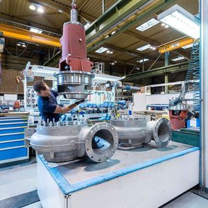 KSB will sich auf drei Geschäftsfelder konzentrieren: Wasser/Abwasser, Industrie und Service. Im Bild: Abwassertauchmotorpumpen mit Kühlmantel werden zum Testlauf vorbereitet.
