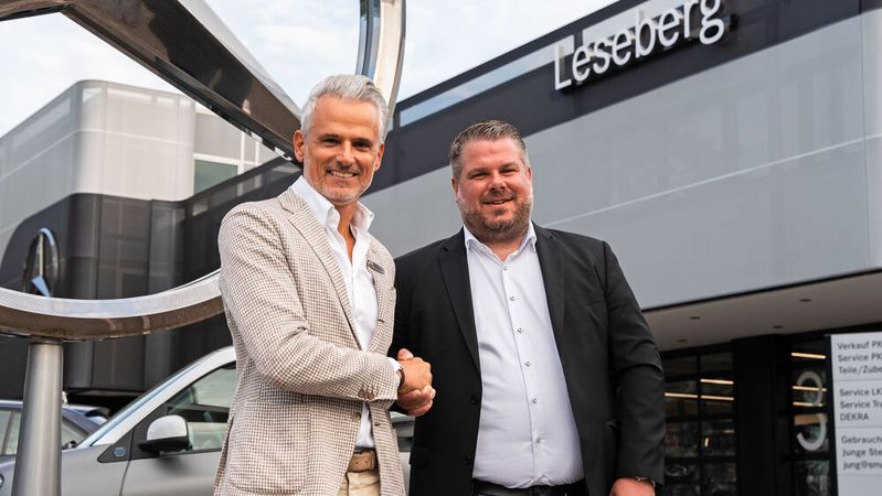Besiegeln den Zusammenschluss: (v. l.) Franco C. Barletta, Vorstandsvorsitzender Sternpartner, und Patrick Leseberg, Geschäftsführer Leseberg Automobile.(Bild:  Sternpartner)